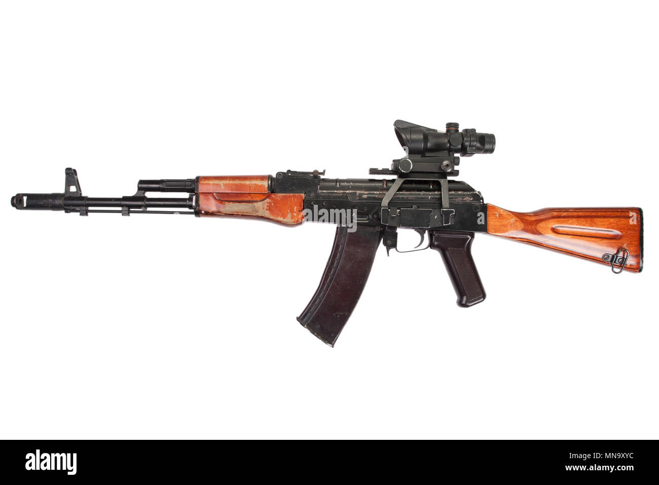 Kalashnikov AK fucile da assalto con ottica di puntamento su bianco Foto Stock