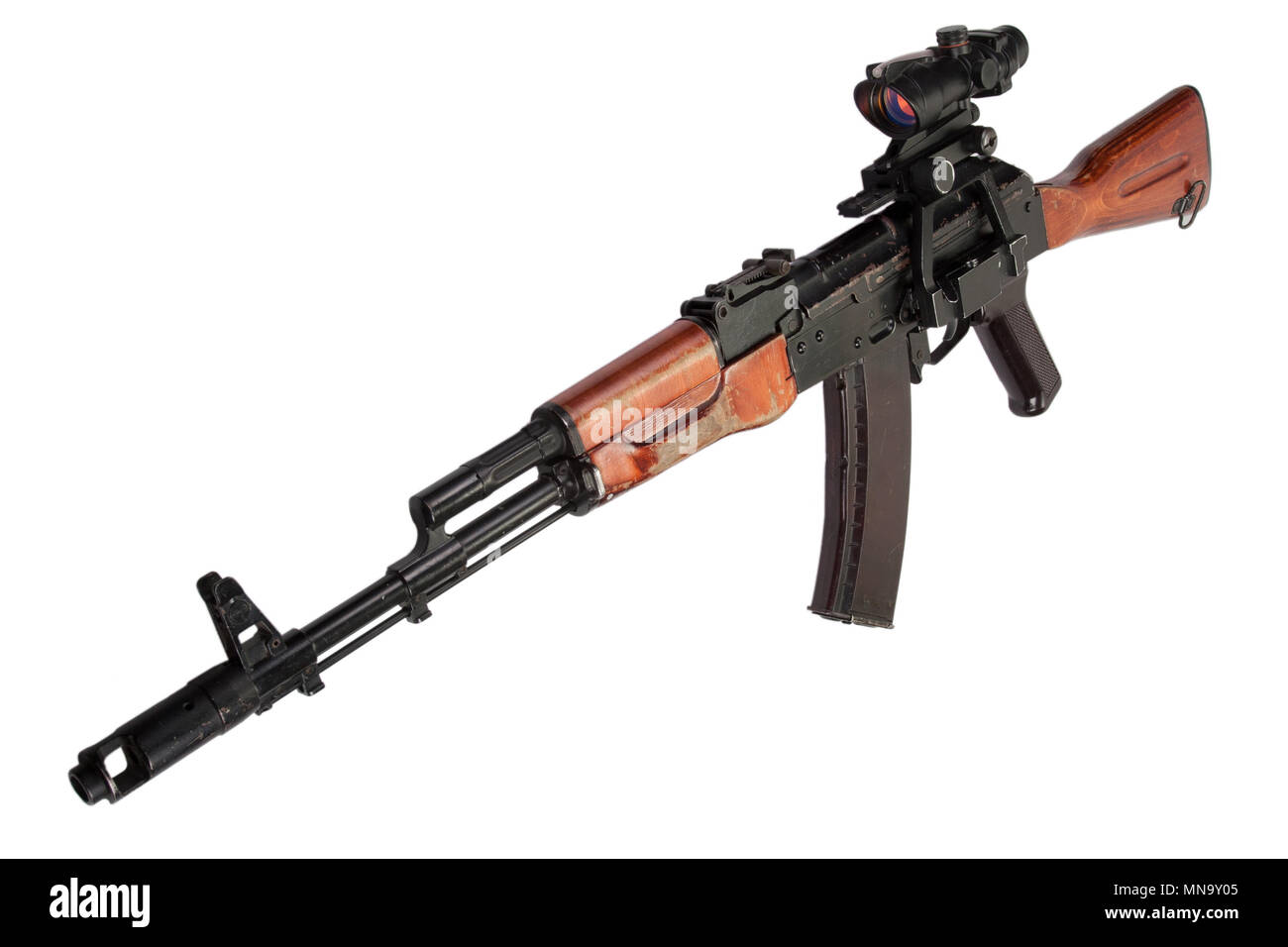 Kalashnikov AK fucile da assalto con ottica di puntamento su bianco Foto Stock