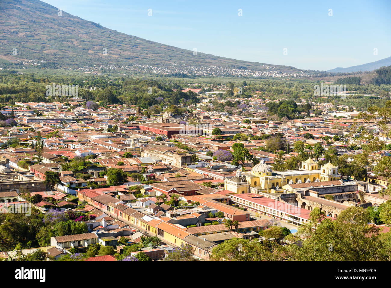 Cerro de la Cruz - punto di vista dal colle di vecchia città storica Antigua e vulcano in maya highlands in Guatemala Foto Stock