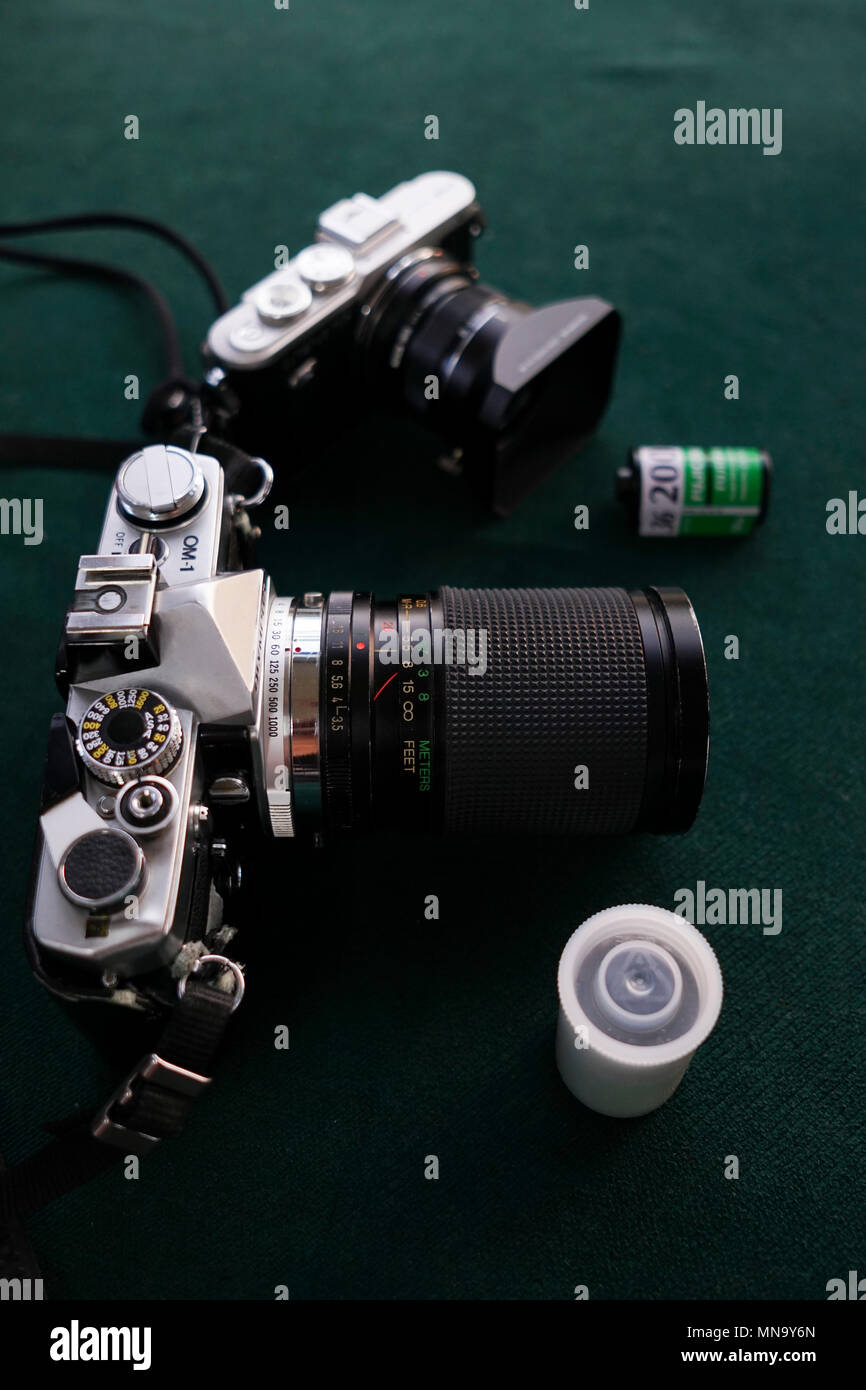 Istanbul, Turchia - 1 Maggio 2018 : Una Olympus Pen E-PL8 e una Olympus OM-1 sono su un tavolo. Penna E-PL8 è una mirrorless digitale fotocamera e OM-1 è un 35mm Foto Stock
