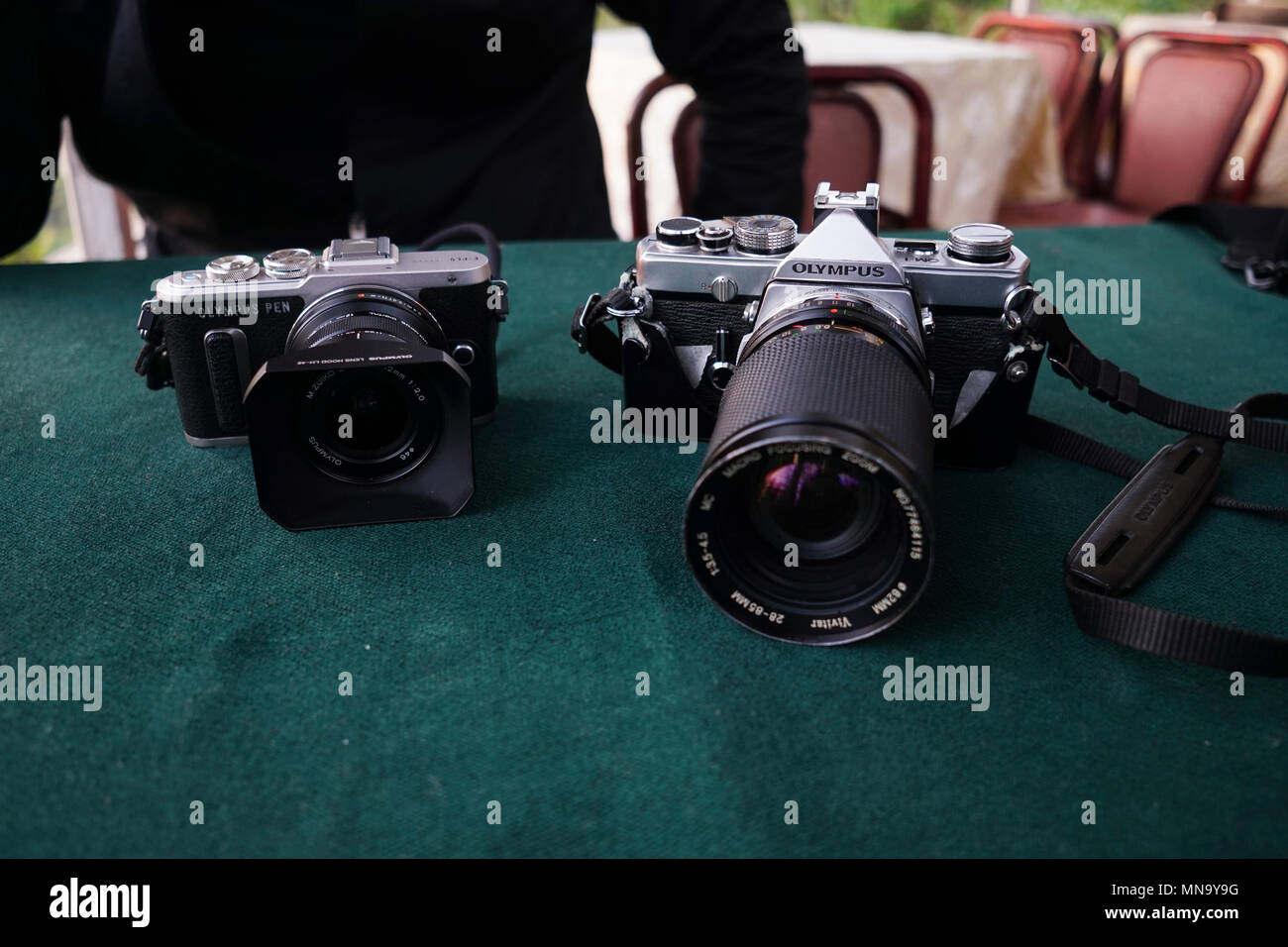 Istanbul, Turchia - 1 Maggio 2018 : Una Olympus Pen E-PL8 e una Olympus OM-1 sono su un tavolo. Penna E-PL8 è una mirrorless digitale fotocamera e OM-1 è un 35mm Foto Stock