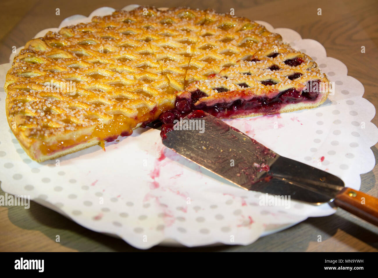 Vlaai, un dolce tradizionale dalla regione del Limburgo olandese. Questo tipo di torta è tipicamente riempiti o con una ciliegia o albicocca. Foto Stock
