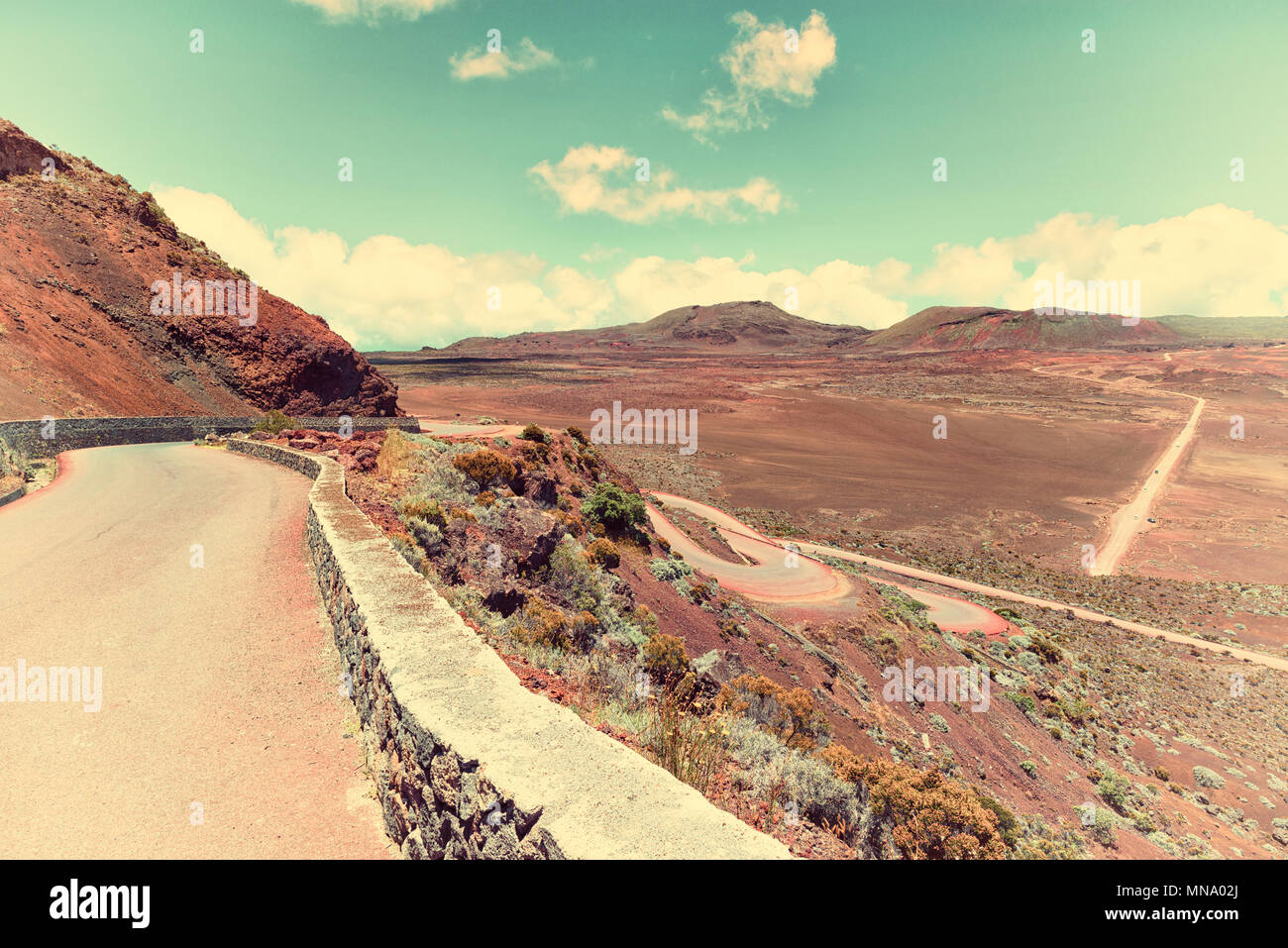 La plaine des sables : sulla strada che conduce al Piton de la Fournaise' vulcano su réunion, Oceano indiano, vecchio stile, colori Foto Stock
