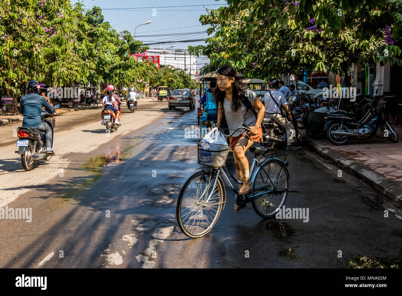 Bambini della scuola di ciclismo in Siem Reap Cambogia Foto Stock