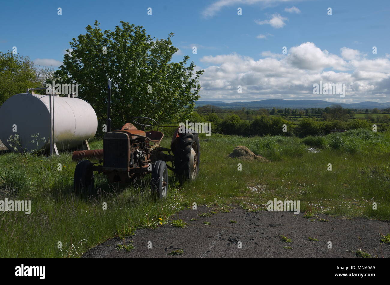 Un trattore che si affaccia sulla montagne Galtee Foto Stock