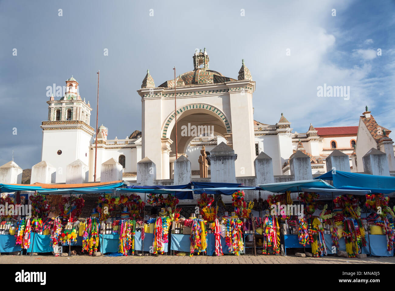Basilica in Copacabana, Bolivia. Le bancarelle di fronte a vendere articoli religiosi per persone di benedire le loro automobili e motociclette Foto Stock