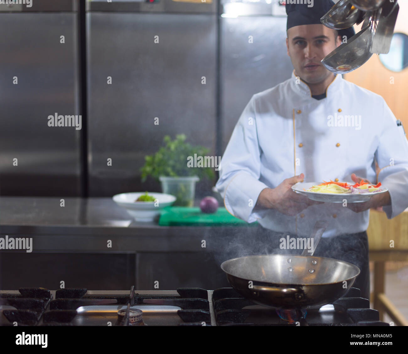 Lo chef prepara cibi, frittura in padella wok. La vendita e il concetto di cibo Foto Stock