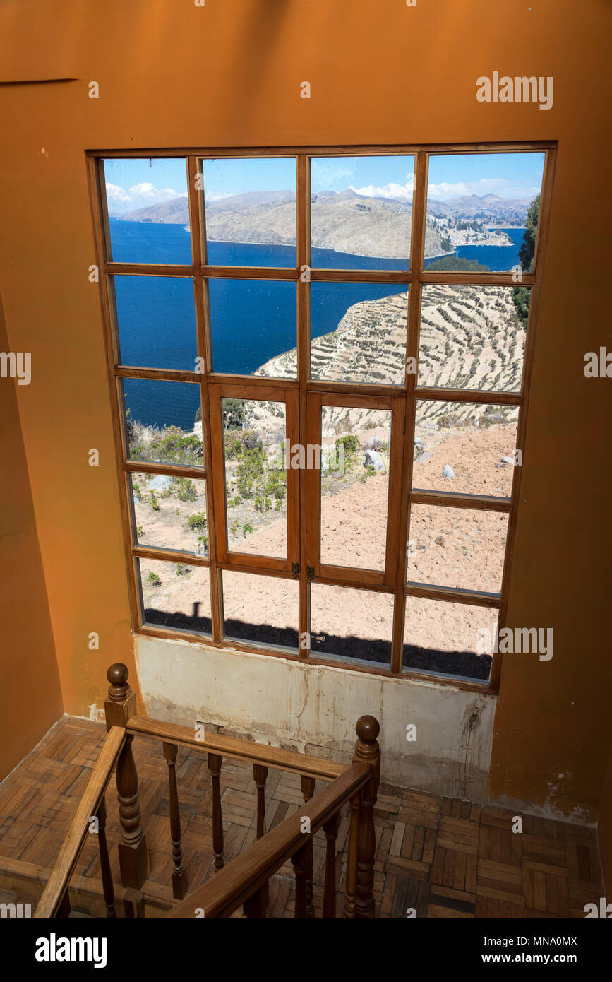 Vista di Isla del Sol e il lago Titicaca come visto attraverso una finestra in Bolivia Foto Stock