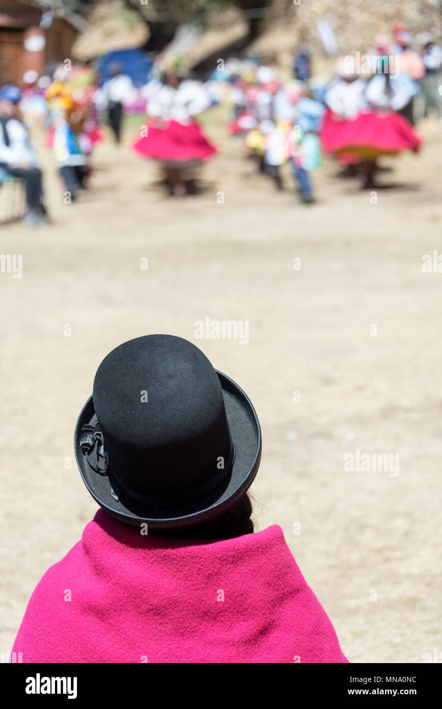 Donna indigena in abito tradizionale la visione di una danza tradizionale su Isla del Sol in Bolivia Foto Stock