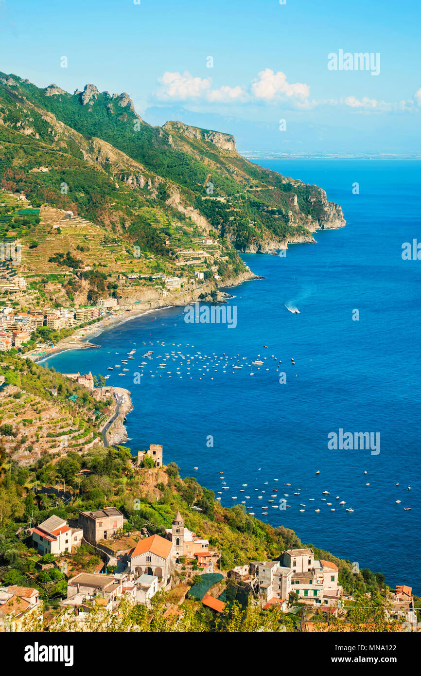 Vista aerea italiana piccola città costiera circondata da montagne nel caldo sole di sera, la Costiera Amalfitana - Salerno, Campania, Italia Foto Stock