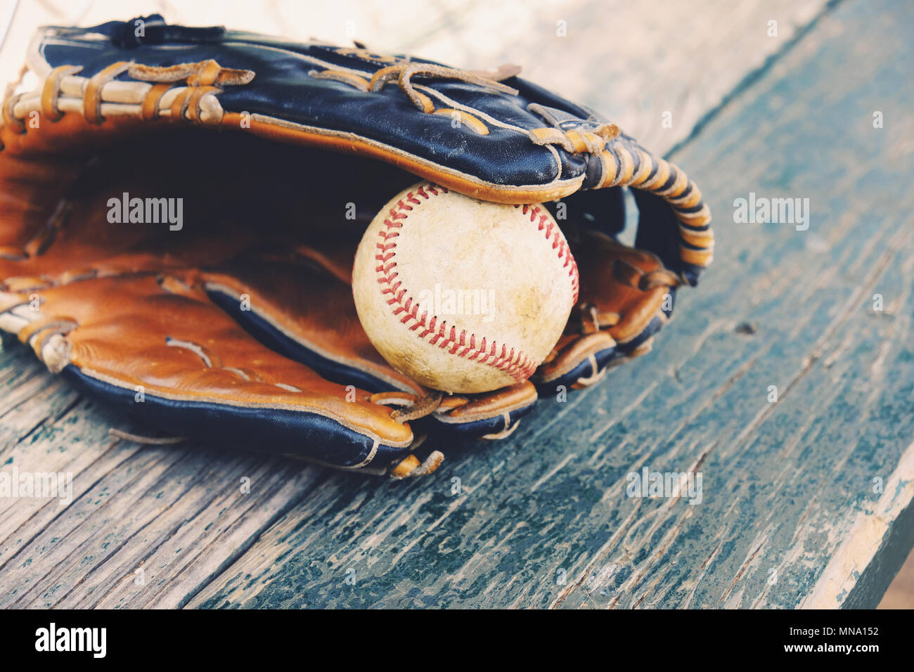 Baseball gioco in guanto sulla panchina di legno panchina Foto Stock