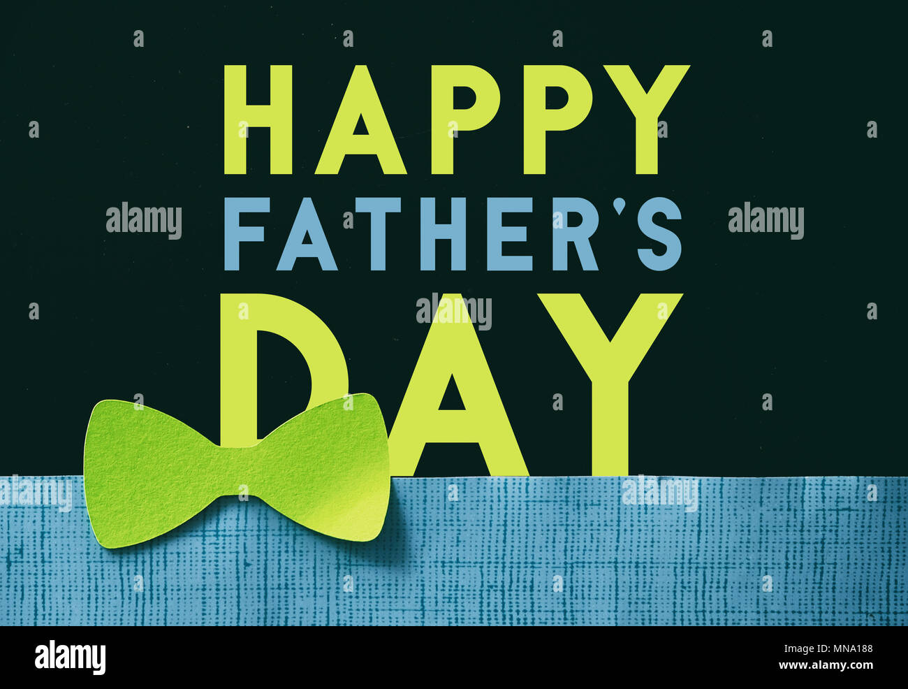 Felice Festa del papà grafico con carta artigianale bow tie con luminosi colori verde e blu su sfondo nero per celebrare le vacanze. Foto Stock