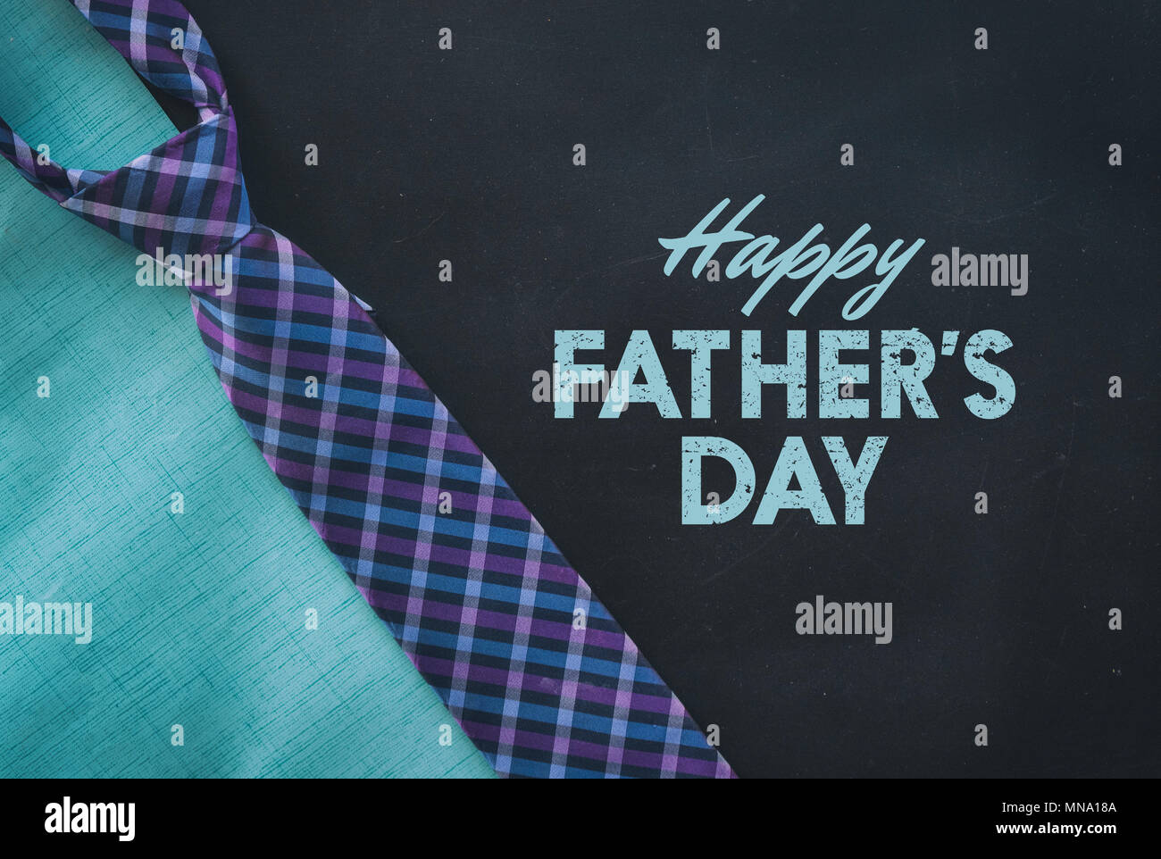 Blu e viola plaid cravatta con felice giorno padri di testo per il grafico di vacanza Foto Stock