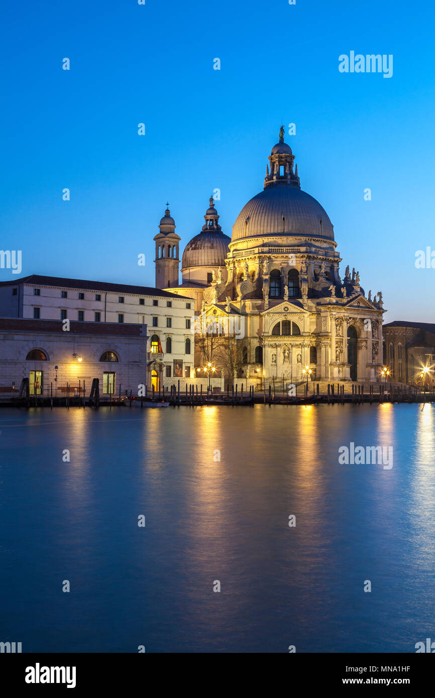Basilica di Santa Maria della Salute accesa durante il blue ora, crepuscolo, Grand Canal, Dorsoduro, Venezia, Veneto, Italia. Una lunga esposizione con riflettere Foto Stock