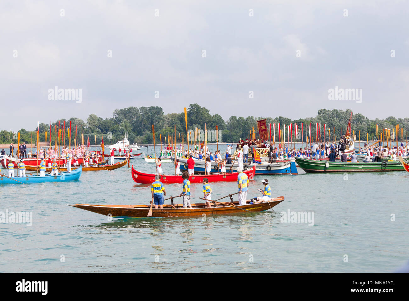 Il remo salutate da barche in corteo come i dignitari della Serenissima eseguire il matrimonio per la cerimonia del mare, Festa de la Sensa, Lido, Venic Foto Stock
