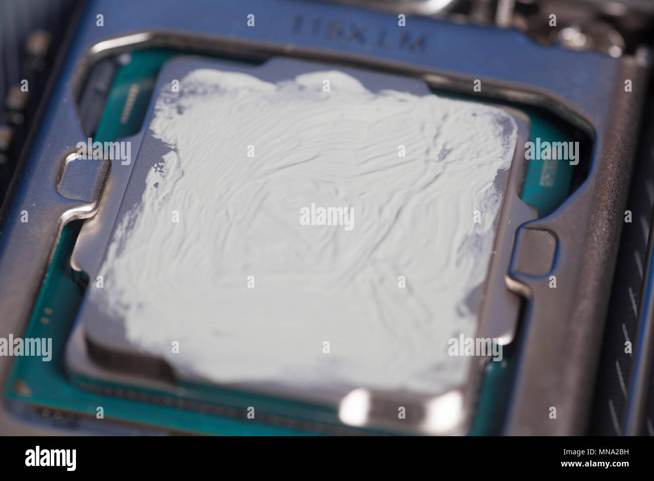 CPU con la pasta termica applicata. Close up. Foto Stock
