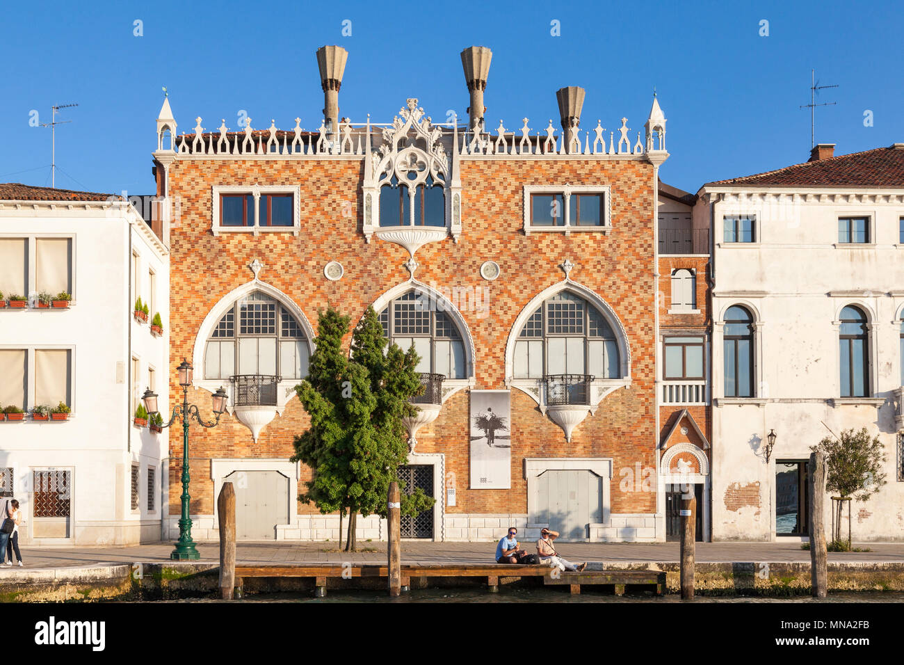 La facciata della Casa dei Tre Oci, Canale della Giudecca, isola della Giudecca, Venezia, Veneto, Italia al tramonto, 1913 neo-gotica mostra e galleria di fotografia Foto Stock