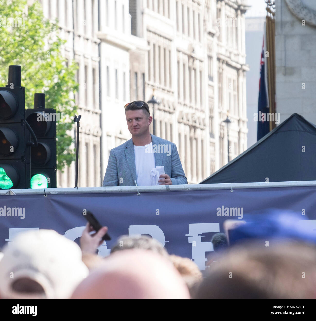 Tommy Robinson parla al giorno per la libertà evento in Whitehall. Il giorno della libertà rally è stato organizzato da Tommy Robinson e i membri del suo team. L evento è stato organizzato dal sig. Robinson squadra in risposta ad un culmine di eventi che hanno percepito come aver influenzato la loro libertà di espressione. All'interno del Regno Unito esiste un crescente dibattito su che cosa è la libertà di parola e di ciò che è odio, e se entrambi possono coesistere. Foto Stock