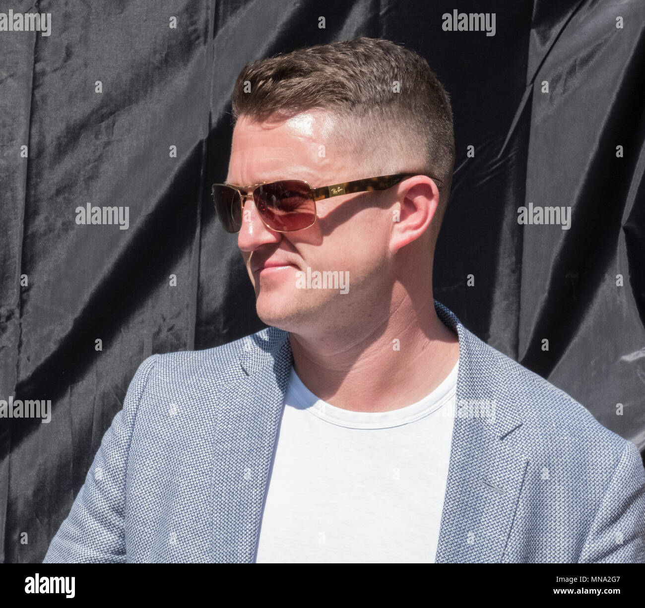 Tommy Robinson arriva al giorno per la libertà evento in Whitehall. Il giorno della libertà rally è stato organizzato da Tommy Robinson e i membri del suo team. L evento è stato organizzato dal sig. Robinson squadra in risposta ad un culmine di eventi che hanno percepito come aver influenzato la loro libertà di espressione. All'interno del Regno Unito esiste un crescente dibattito su che cosa è la libertà di parola e di ciò che è odio, e se entrambi possono coesistere. Foto Stock