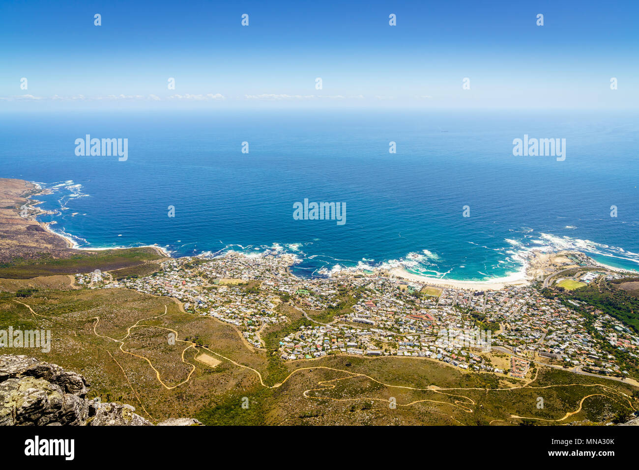 Vista aerea di Camps Bay a Cape Town, Sud Africa Foto Stock