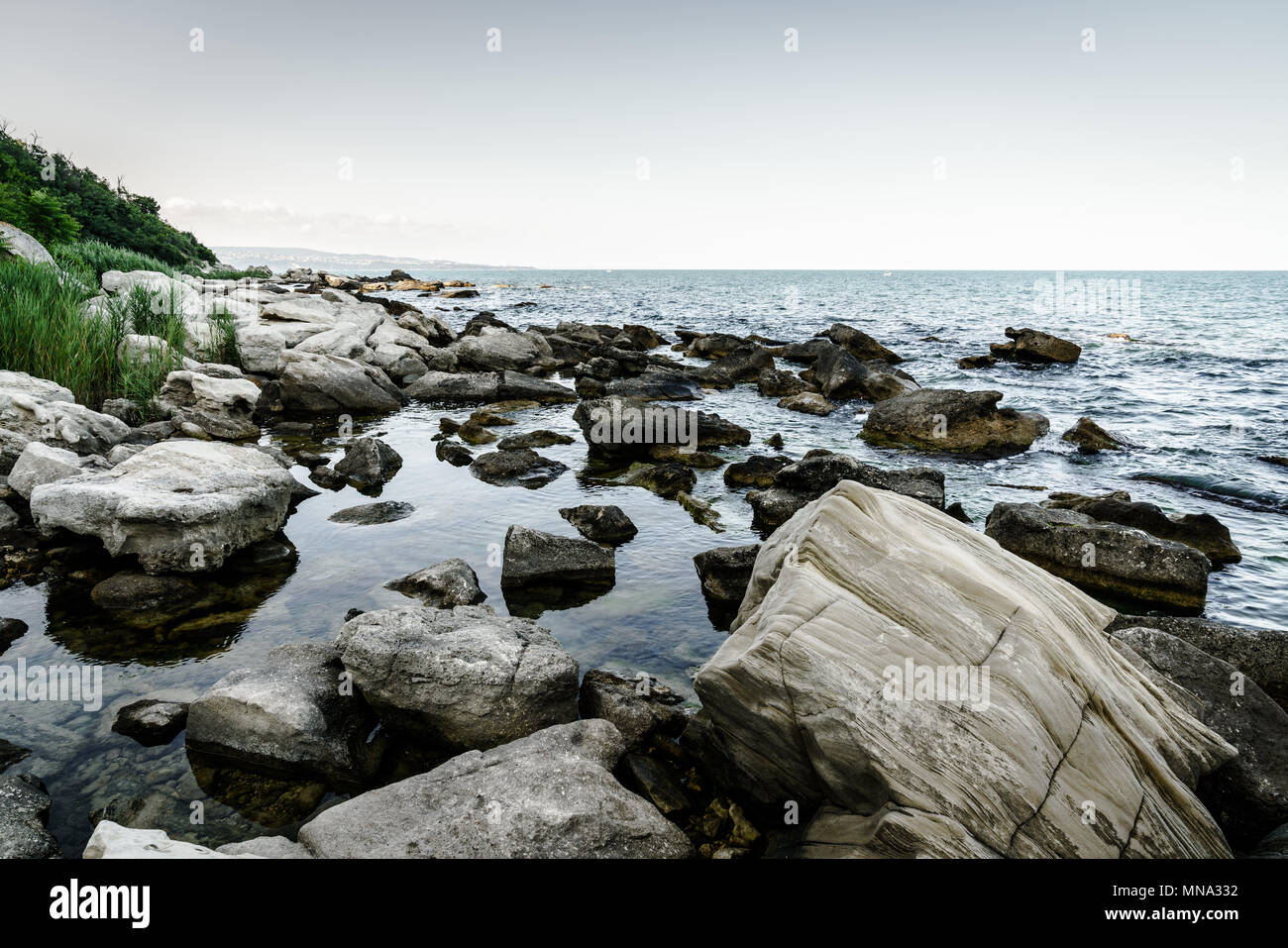 Spiaggia rocciosa sul Mar Nero a Varna, Bulgaria Foto Stock