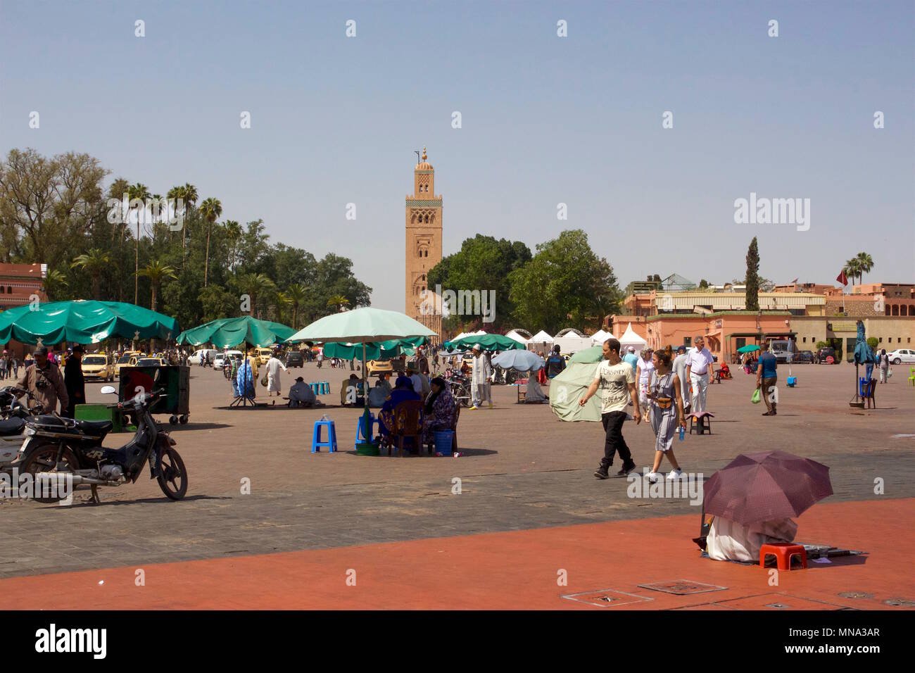 La Jemaa El Fnaa, la piazza principale di Marrakesh e luogo di mercato nella medina di Marrakesh trimestre, utilizzato da locali e turisti. Foto Stock