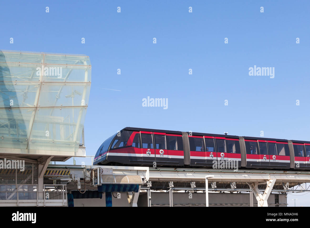 Venezia People Mover serie: Venezia People Mover tram sulla sua elevata via entrando in terminal Tronchetto, Venezia, Veneto, Italia. Blue sky. Public tran Foto Stock