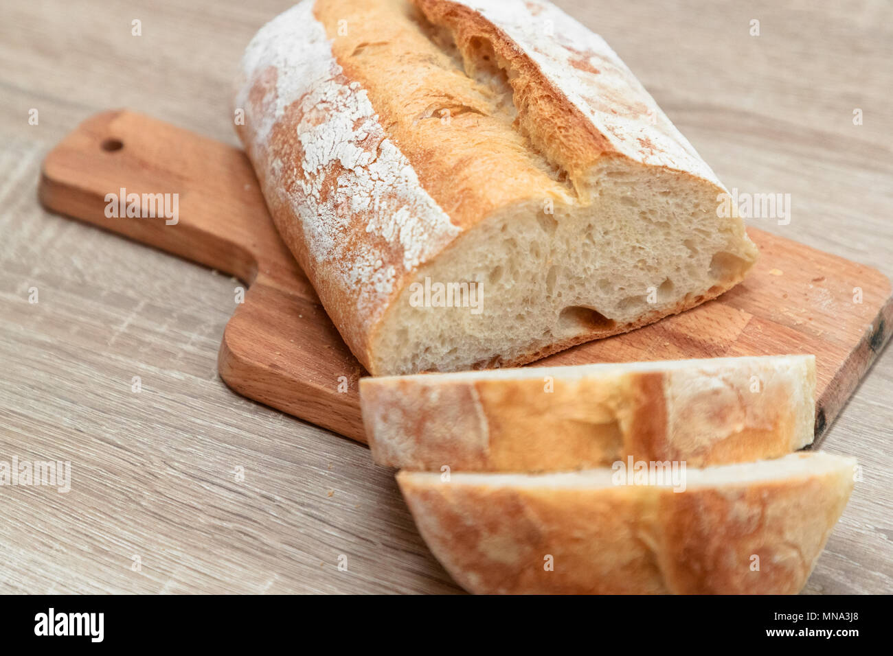 Bianco il pane cotto al forno e tagliate a pezzi Foto Stock