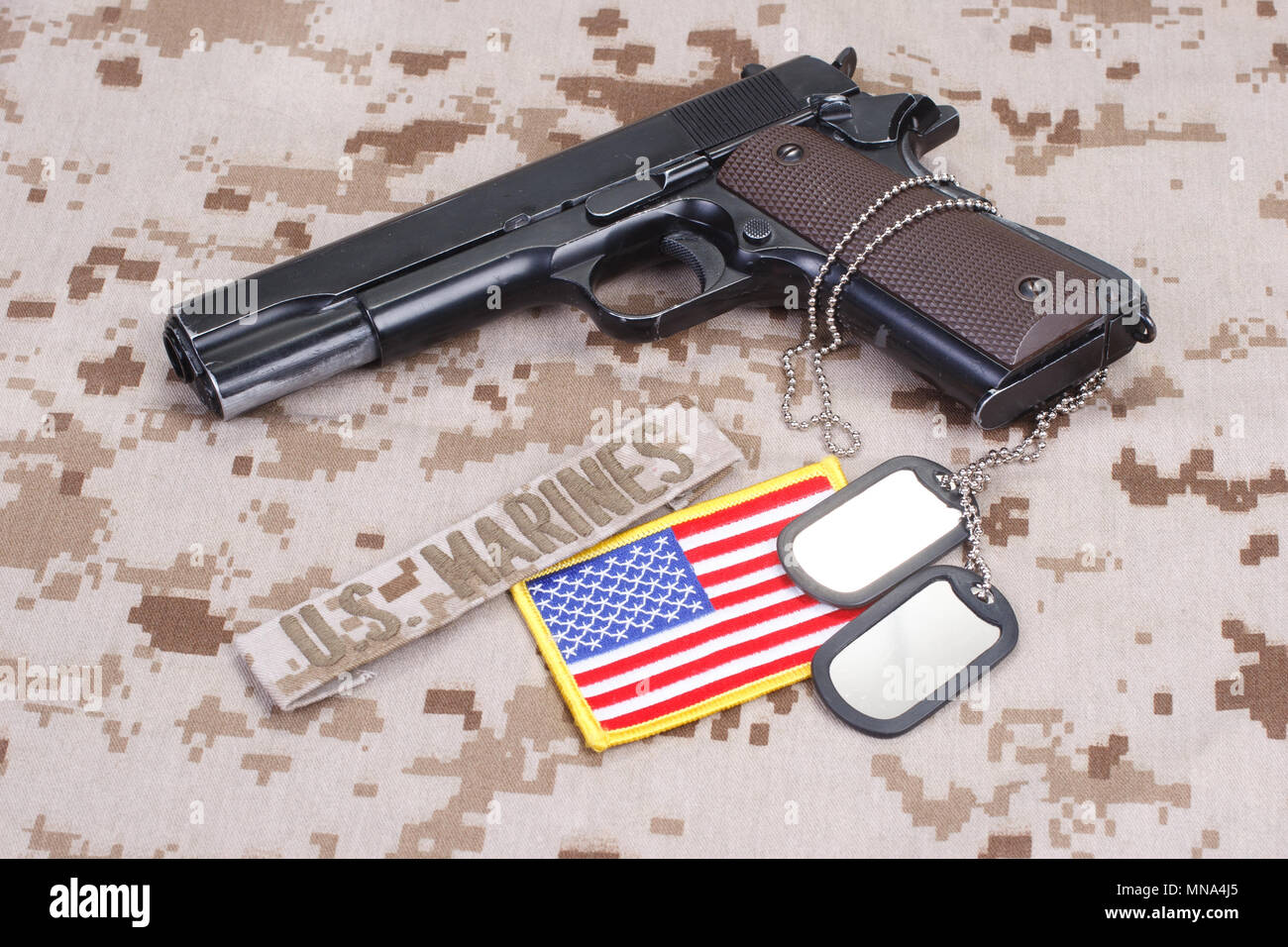 Colt 1911 pistola sul mimetismo uniforme Foto Stock