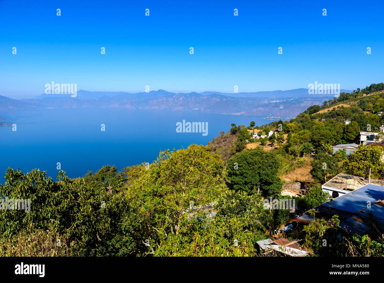 Vista panoramica del lago Atitlan e vulcani negli altopiani del Guatemala Foto Stock