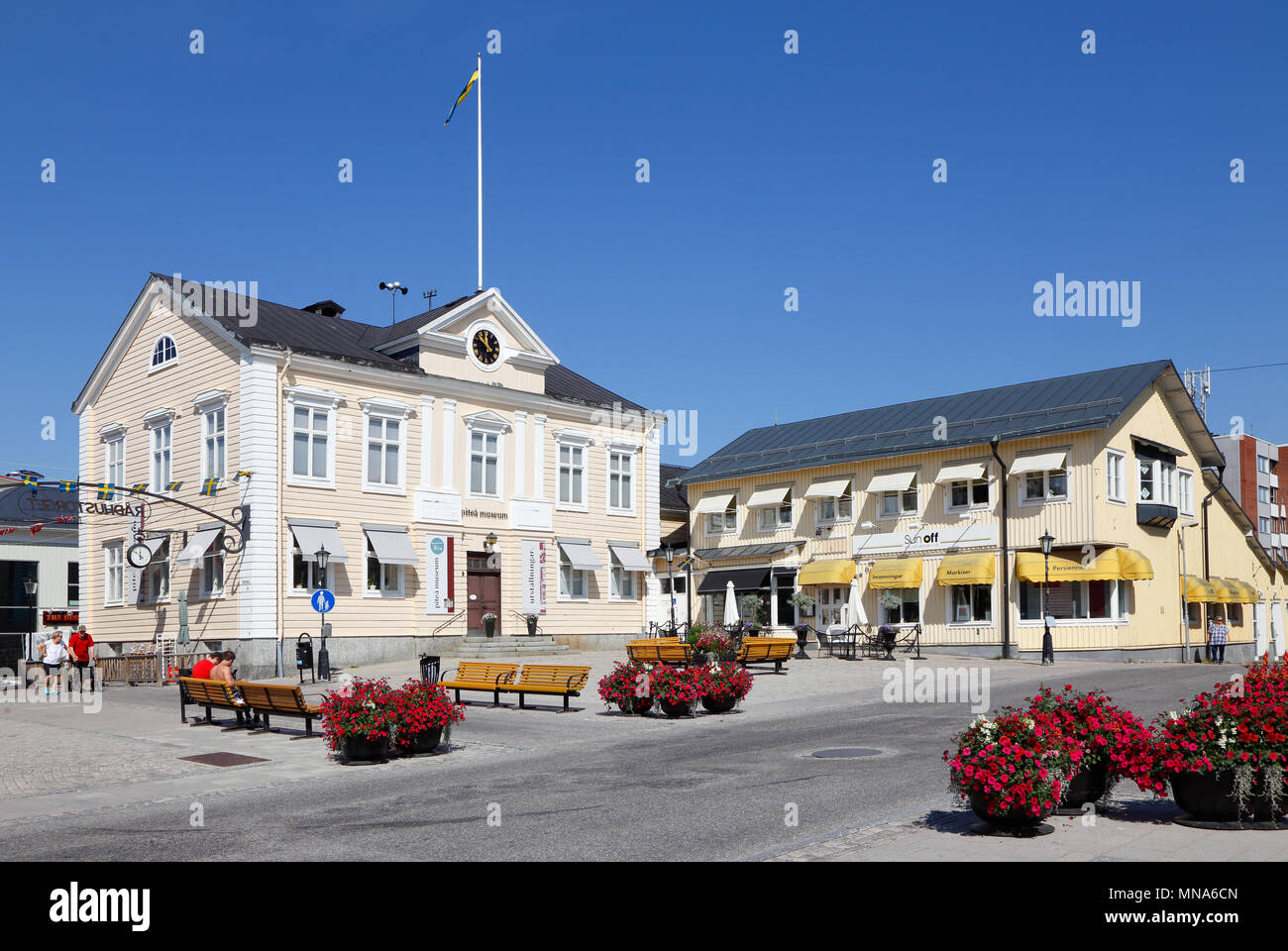 Pitea, Svezia - 24 Luglio 2016: l'ex municipio (sinistra) che si trova presso la piazza Radhustorget ospita il Museo Pitea. Foto Stock