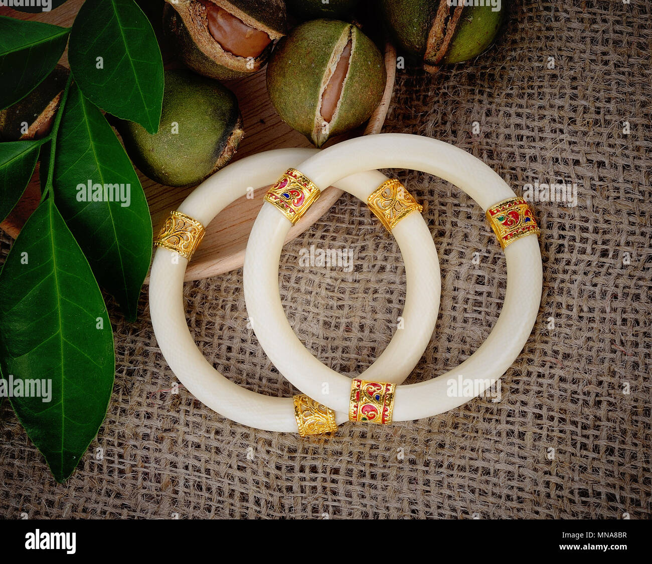 Bracciali in avorio Foto stock - Alamy