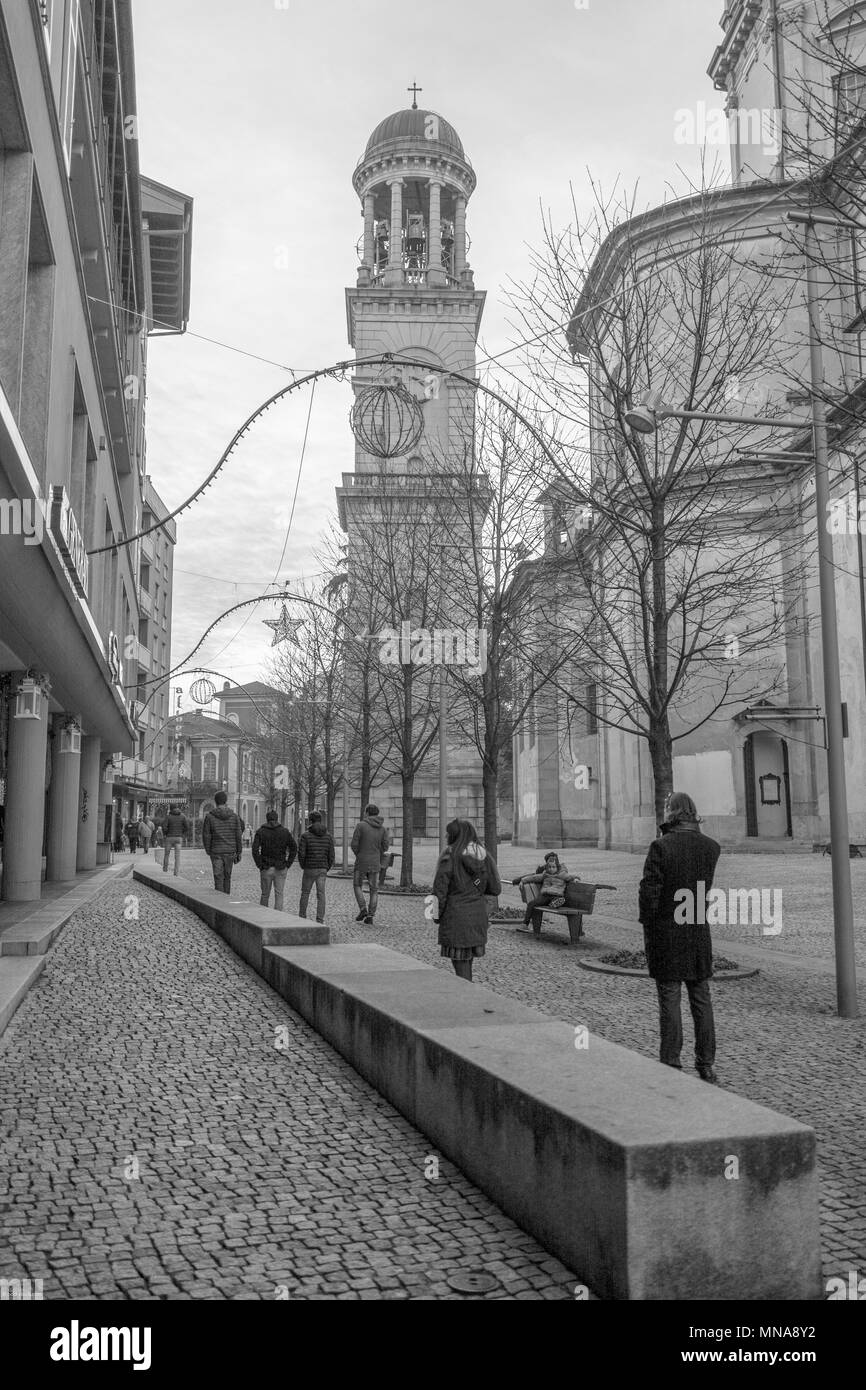 Intra, Provincia del Verbano Cusio Ossola. L'Italia. Campanile, la chiesa di San Vittore a Intra, Verbania Piemonte Italia, 26/12/2016, [© Pietro SPURRIER] Foto Stock