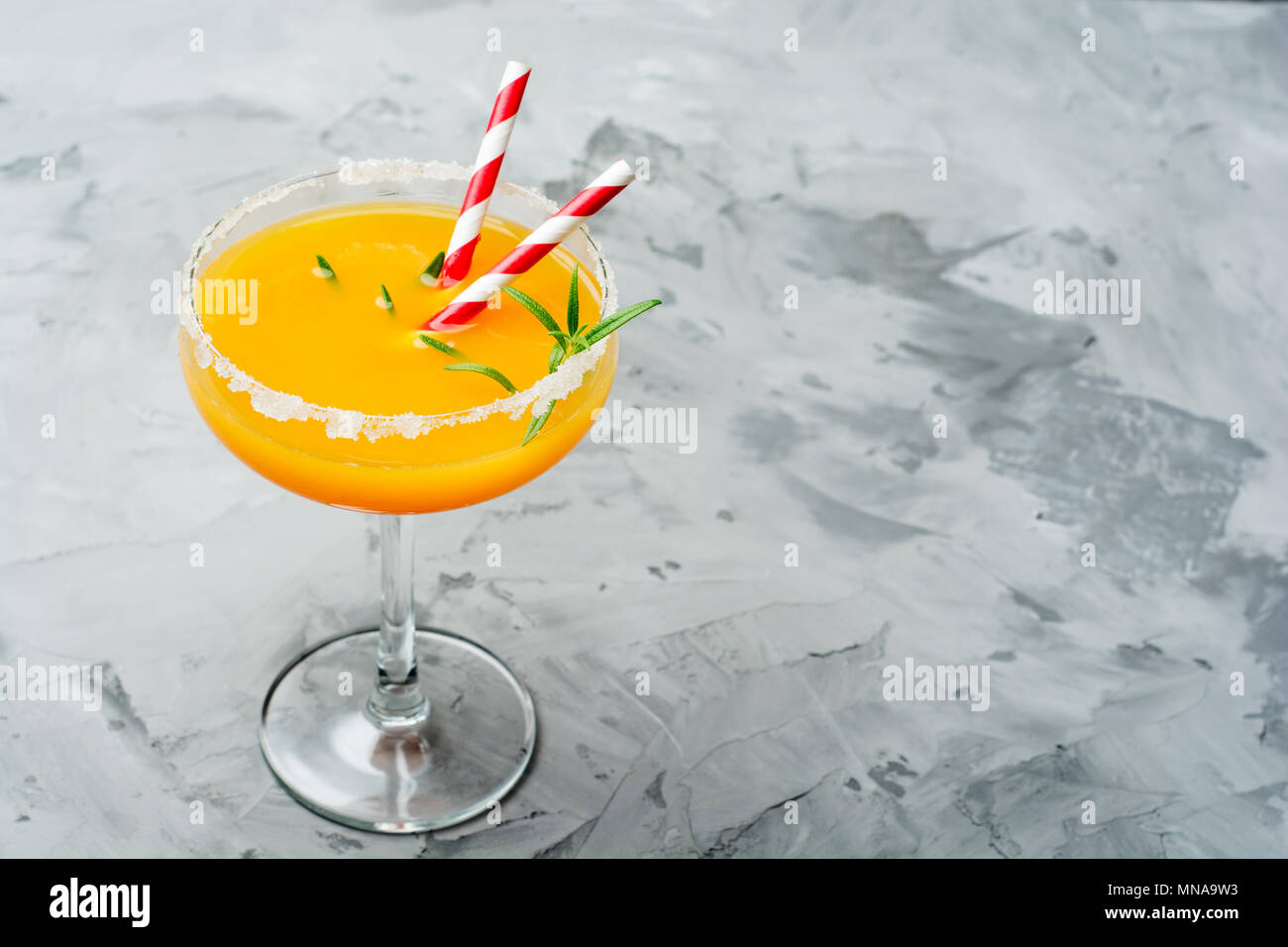 Il freddo un vivace cocktail drink in una calda giornata estiva con spazio di copia Foto Stock