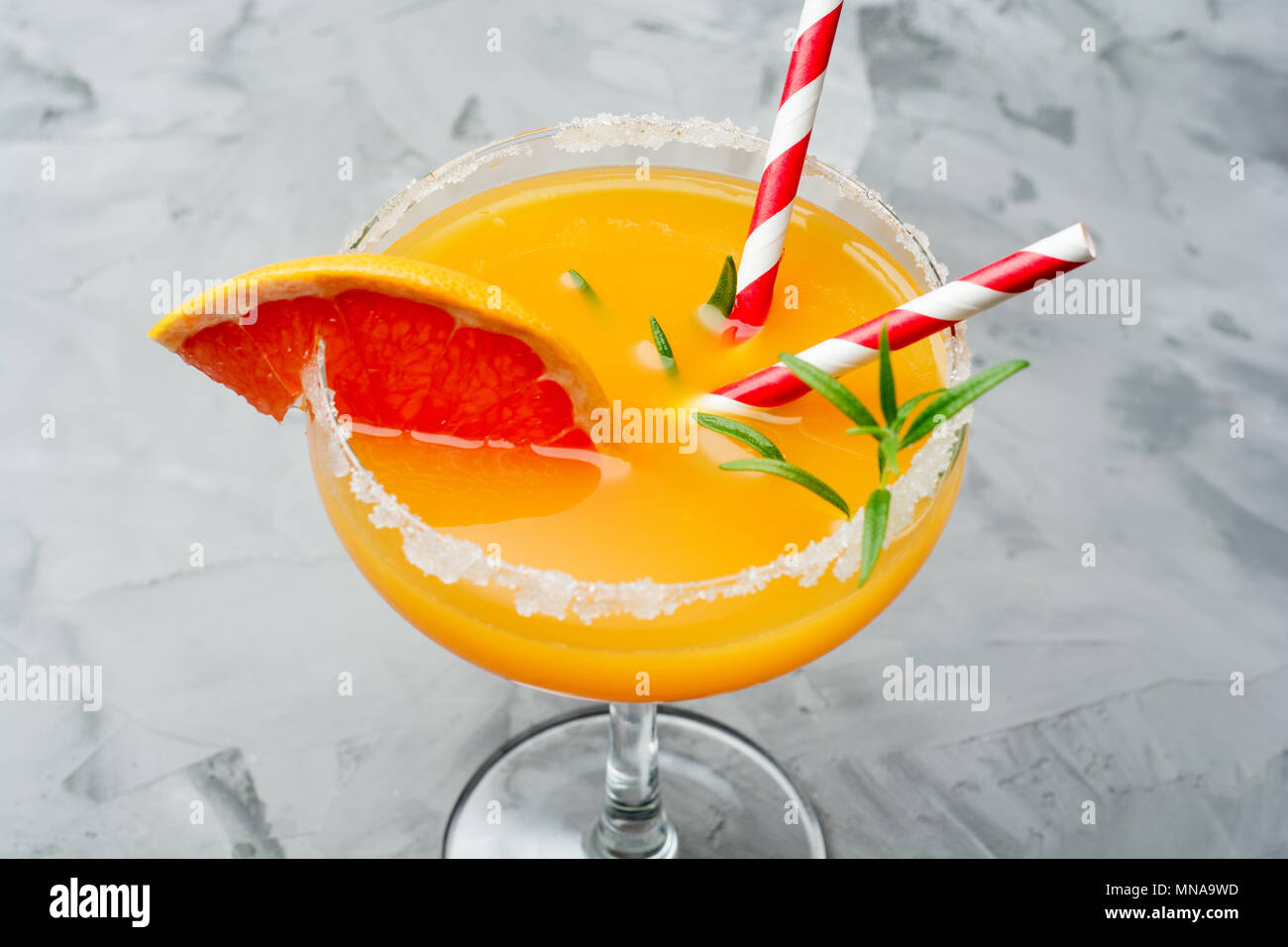 Il freddo un vivace cocktail drink in un caldo giorno d'estate close up. Foto Stock