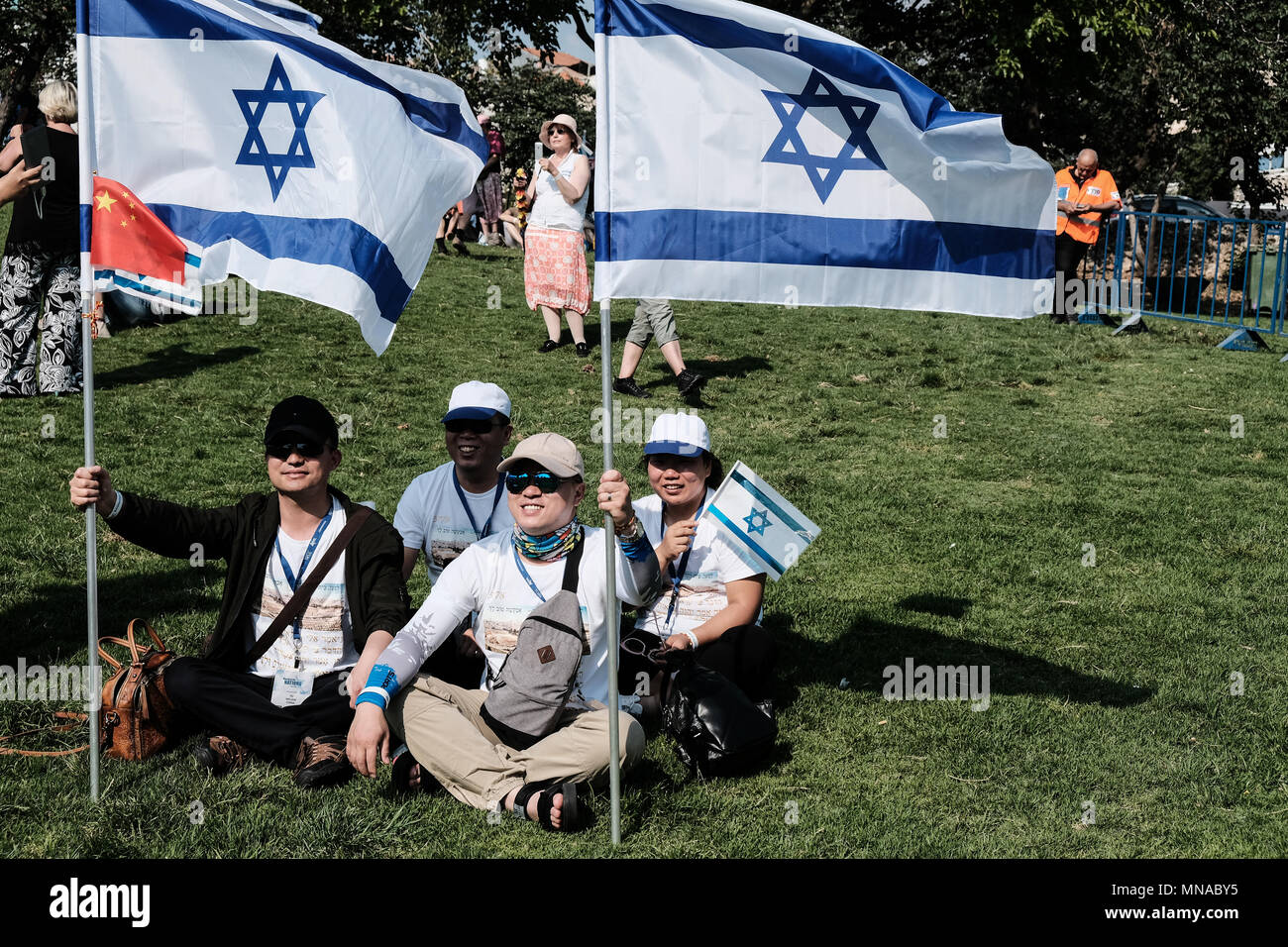 Gerusalemme, Israele. 15 Maggio, 2018. La conclusione di marzo della conferenza delle Nazioni Unite che ha avuto luogo in occasione del settantesimo anniversario della fondazione dello Stato di Israele, migliaia di cristiani di tutte le nazioni a piedi dalla Sacher Park sotto la Knesset a Mt. Sion. Il marzo di vita ha cominciato nel 2007 attraverso il pentimento dei discendenti di Nazi colpevoli per la colpa dei loro padri e dei vostri avi. Da allora, marche hanno avuto luogo in 350 città e 20 nazioni. Credito: Nir Alon/Alamy Live News Foto Stock