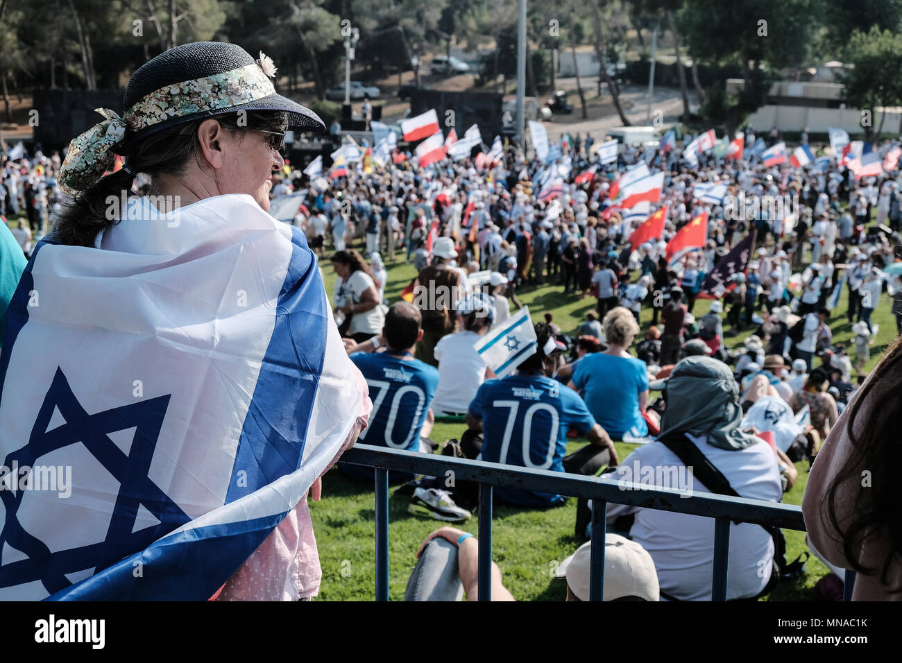 Gerusalemme, Israele. 15 Maggio, 2018. La conclusione di marzo della conferenza delle Nazioni Unite che ha avuto luogo in occasione del settantesimo anniversario della fondazione dello Stato di Israele, migliaia di cristiani di tutte le nazioni a piedi dalla Sacher Park sotto la Knesset a Mt. Sion. Il marzo di vita ha cominciato nel 2007 attraverso il pentimento dei discendenti di Nazi colpevoli per la colpa dei loro padri e dei vostri avi. Da allora, marche hanno avuto luogo in 350 città e 20 nazioni. Credito: Nir Alon/Alamy Live News Foto Stock