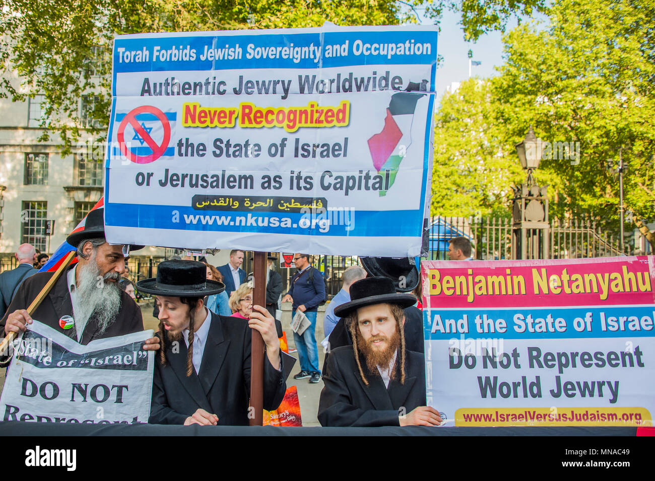 Londra, Regno Unito. Il 15 maggio 2018. Frequentato da ebrei ortodossi contro Israele - una protesta a sostegno della Palestina e contro teh tiri israeliani al confine. Organizzato da fermare la guerra di fronte a Downing Street, nel tentativo di ottenere il governo di condannare Israele. Credito: Guy Bell/Alamy Live News Foto Stock