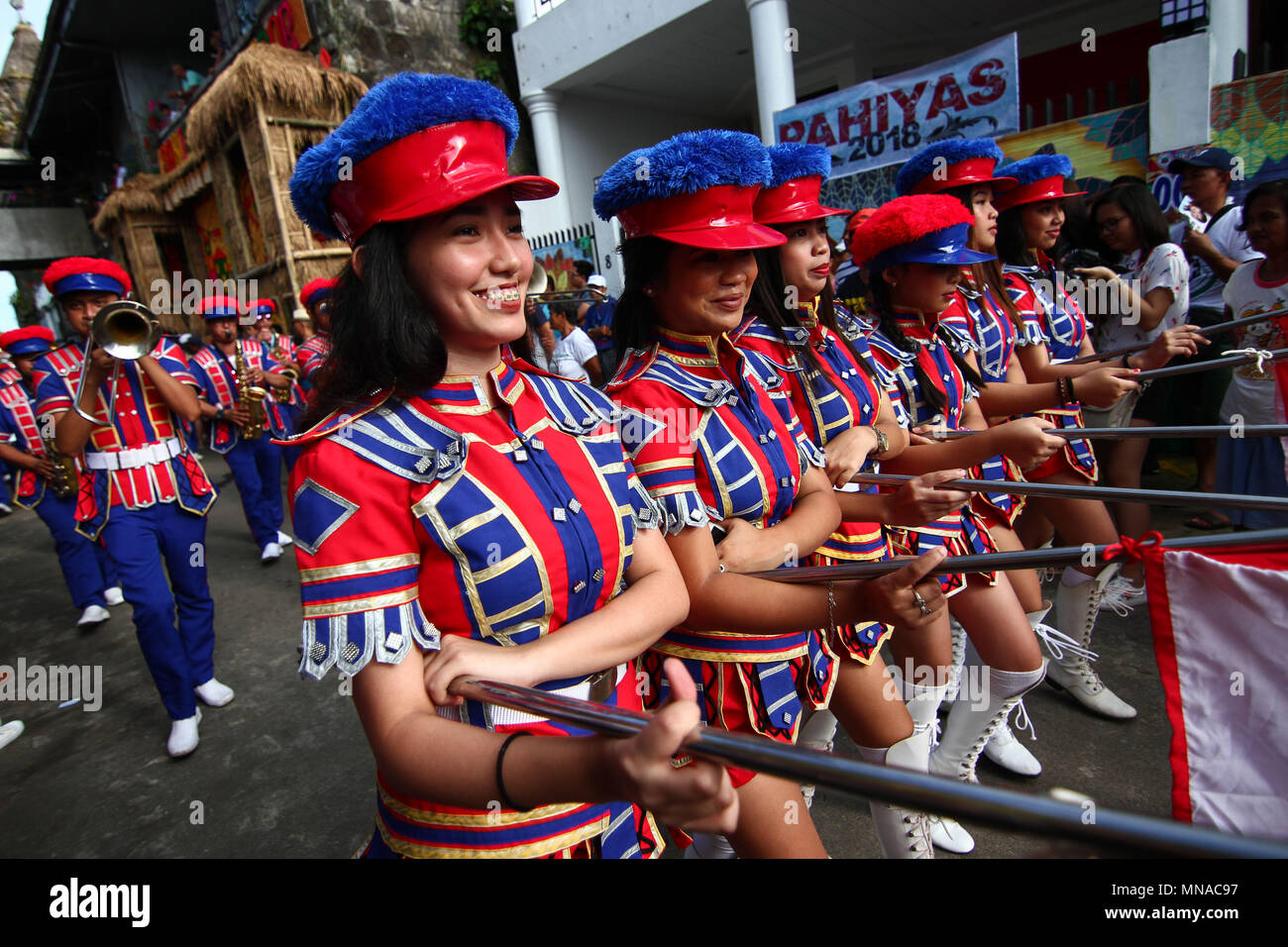 Lucban, Quezon, Filippine. Il 15 maggio 2018. Marching Band portano il titolo di Grand Parade di Lucban, Quezon. Turisti locali e stranieri accorsi a Lucban, Quezon per celebrare il 2018 Pahiyas Festival. Il festival è celebrato per rendere grazie al santo patrono della città, de San Isidro Labrador, per un abbondante raccolto. Le case sono anche adornata con frutta e verdura. Credito: SOPA Immagini limitata/Alamy Live News Foto Stock