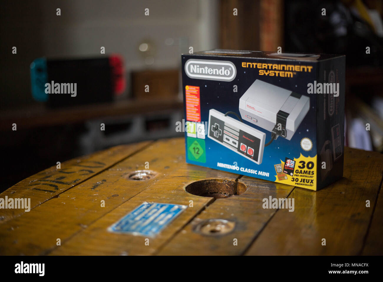 La casella di un classico di Nintendo Mini "Nintendo Entertainment System'  console per video game. Nintendo ha annunciato che si re-start la  fabbricazione del classico di Nintendo Mini "Nintendo Entertainment System ( NES)