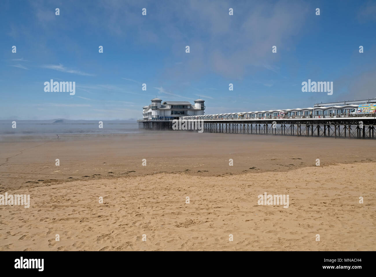 Weston-super-Mare, Regno Unito. 15 Maggio, 2018. Regno Unito: meteo derive di nebbia dal mare e di fronte la spiaggia su un soleggiato giorno. Keith Ramsey/Alamy Live News Foto Stock