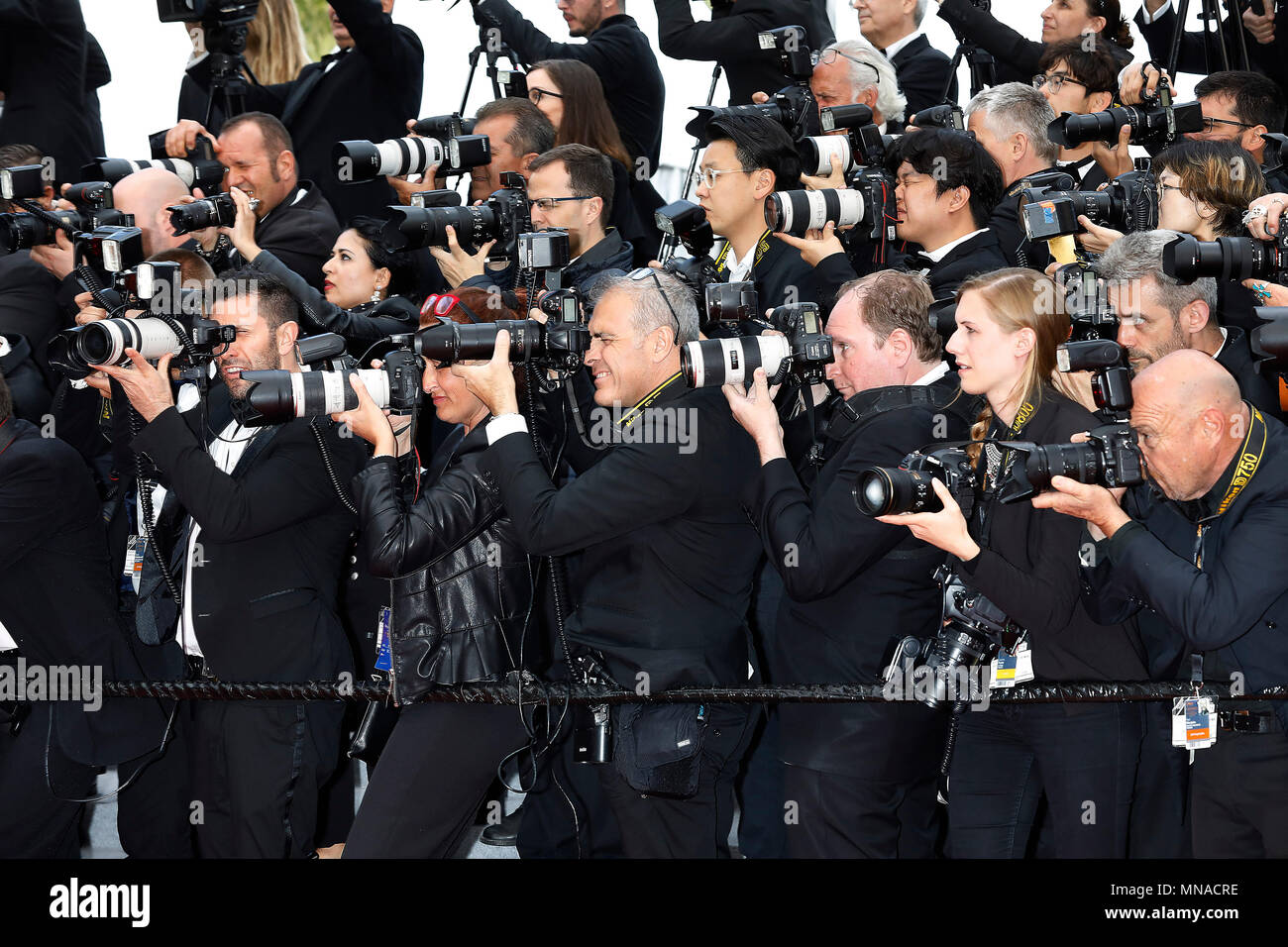 Cannes, Francia. Il 15 maggio 2018. Cannes, Francia. Il 15 maggio 2018. Fotografo a lavorare presso la solista: 'una Star Wars Storia' premiere durante la settantunesima Cannes Film Festival presso il Palais des Festivals il 15 maggio 2018 a Cannes, Francia. Credito: Giovanni Rasimus/Media punzone ***Francia, Svezia, Norvegia, DENARK, Finlandia, STATI UNITI D'AMERICA, REPUBBLICA CECA, SUD AMERICA SOLO CREDITO***: MediaPunch Inc/Alamy Live News Foto Stock