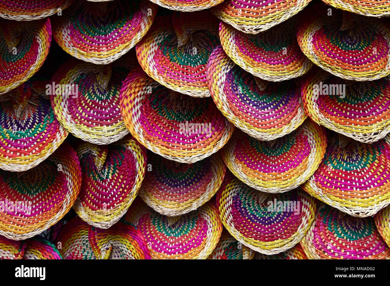 Lucban, provincia di Quezon, Filippine. 15 Maggio, 2018. Ventilatori costruiti da foglie di noce di cocco sul display in Lucban, Quezon. Turisti locali e stranieri accorsi a Lucban, Quezon per celebrare il 2018 Pahiyas Festival. Il festival è celebrato per rendere grazie al santo patrono della città, de San Isidro Labrador, per un abbondante raccolto. Le case sono anche adornata con frutta e verdura. Credito: J Gerard Seguia/ZUMA filo/Alamy Live News Foto Stock