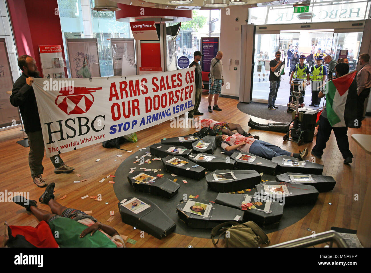 Manchester, Regno Unito. Il 15 maggio 2018. Pro attivisti palestinesi è entrato HSBC Bank, la posa di bare e falsificare banconote sul pavimento per protestare per òla banche le trattative con le società di armi e la chiamata per le banche a cedere da parte di aziende che vendono armi a Israele". Forze di polizia sono stati chiamati per la banca e i manifestanti hanno spostato al di fuori, St rna Square, Manchester,15 maggio 2018 (C)Barbara Cook/Alamy Live News Foto Stock