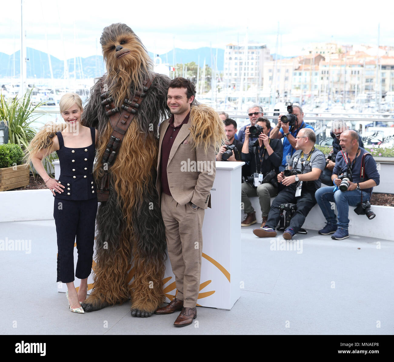 Cannes, Francia. 15 Maggio, 2018. Emilia Clarke (L), il carattere Chewbecca (C) e Alden Ehrenreich del film 'Solo: una Star Wars Storia' pongono durante un photocall presso la settantunesima Cannes International Film Festival di Cannes, Francia, il 15 maggio 2018. La settantunesima Festival Internazionale del Cinema di Cannes si terrà dal 8 Maggio al 19 maggio. Credito: Luo Huanhuan/Xinhua/Alamy Live News Foto Stock