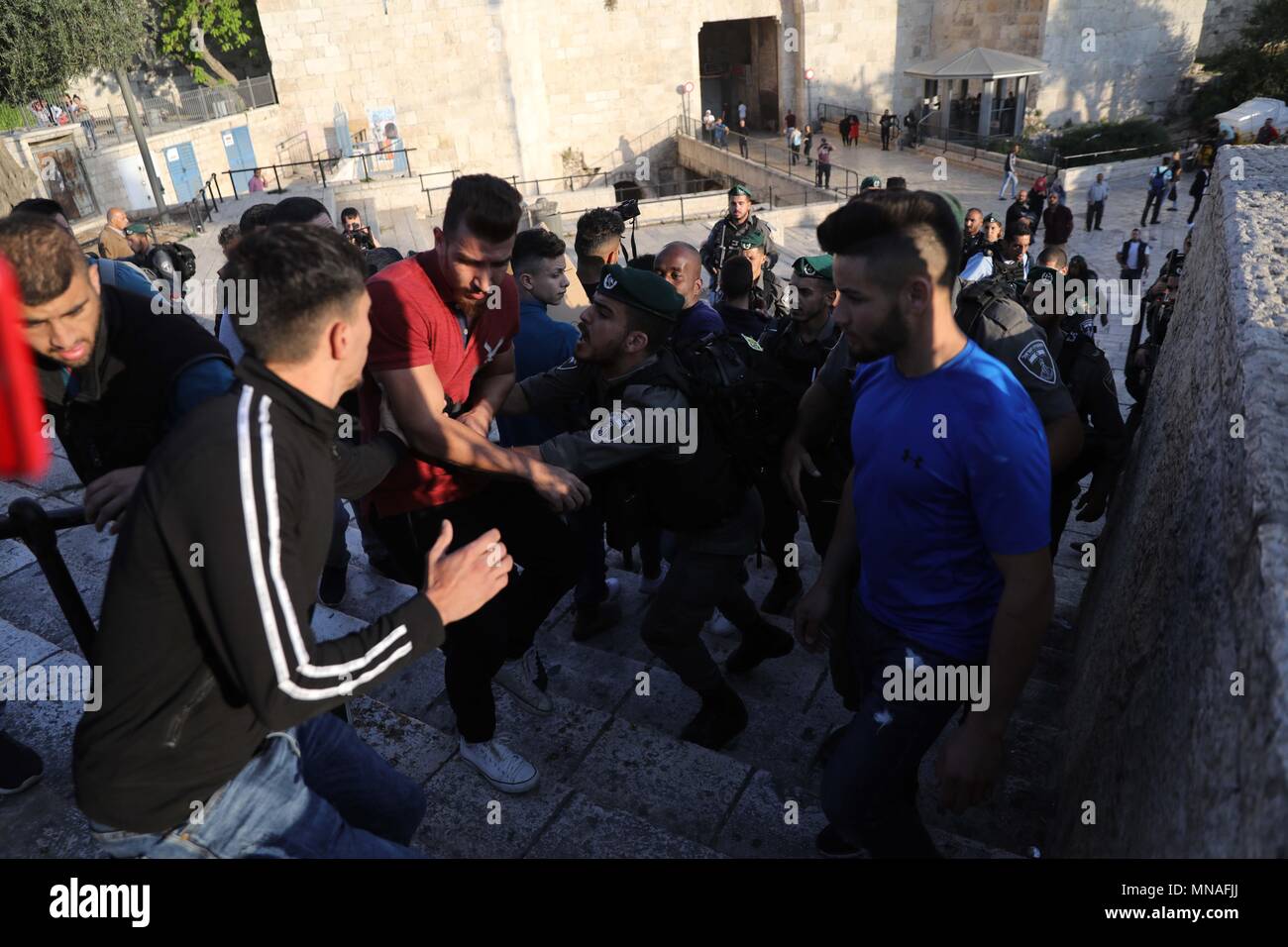 Gerusalemme. 15 Maggio, 2018. Dimostranti palestinesi si scontrano con forze di sicurezza israeliane durante una manifestazione di protesta nei pressi di Damasco Gate di Gerusalemme la città vecchia, il 15 maggio 2018. I palestinesi su Martedì segnato il giorno la Nakba, o 'il giorno della catastrofe,' per rivendicare i propri diritti di ritornare nelle abitazioni occupate da Israele nella guerra 1948. Credito: Muammar Awad/Xinhua/Alamy Live News Foto Stock