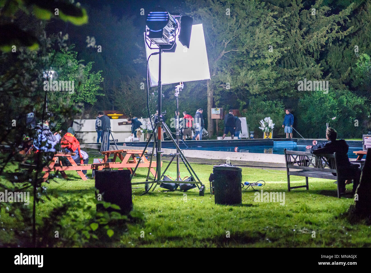 Marbury Park, Northwich, Cheshire. Il 15 maggio 2018. Riprese di una drammatica scena di morte di Dirk Savage per tv soap Hollyoaks attorno a una piscina esterna a Marbury Park, Northwich, Cheshire, UK Credit: Ian Hubball/Alamy Live News Foto Stock