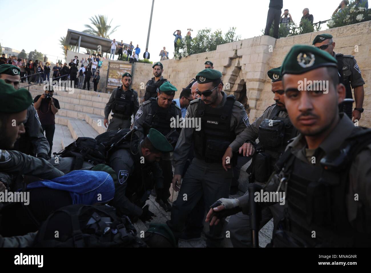 Gerusalemme. 15 Maggio, 2018. Dimostranti palestinesi si scontrano con forze di sicurezza israeliane durante una manifestazione di protesta nei pressi di Damasco Gate di Gerusalemme la città vecchia, il 15 maggio 2018. I palestinesi su Martedì segnato il giorno la Nakba, o 'il giorno della catastrofe,' per rivendicare i propri diritti di ritornare nelle abitazioni occupate da Israele nella guerra 1948. Credito: Muammar Awad/Xinhua/Alamy Live News Foto Stock
