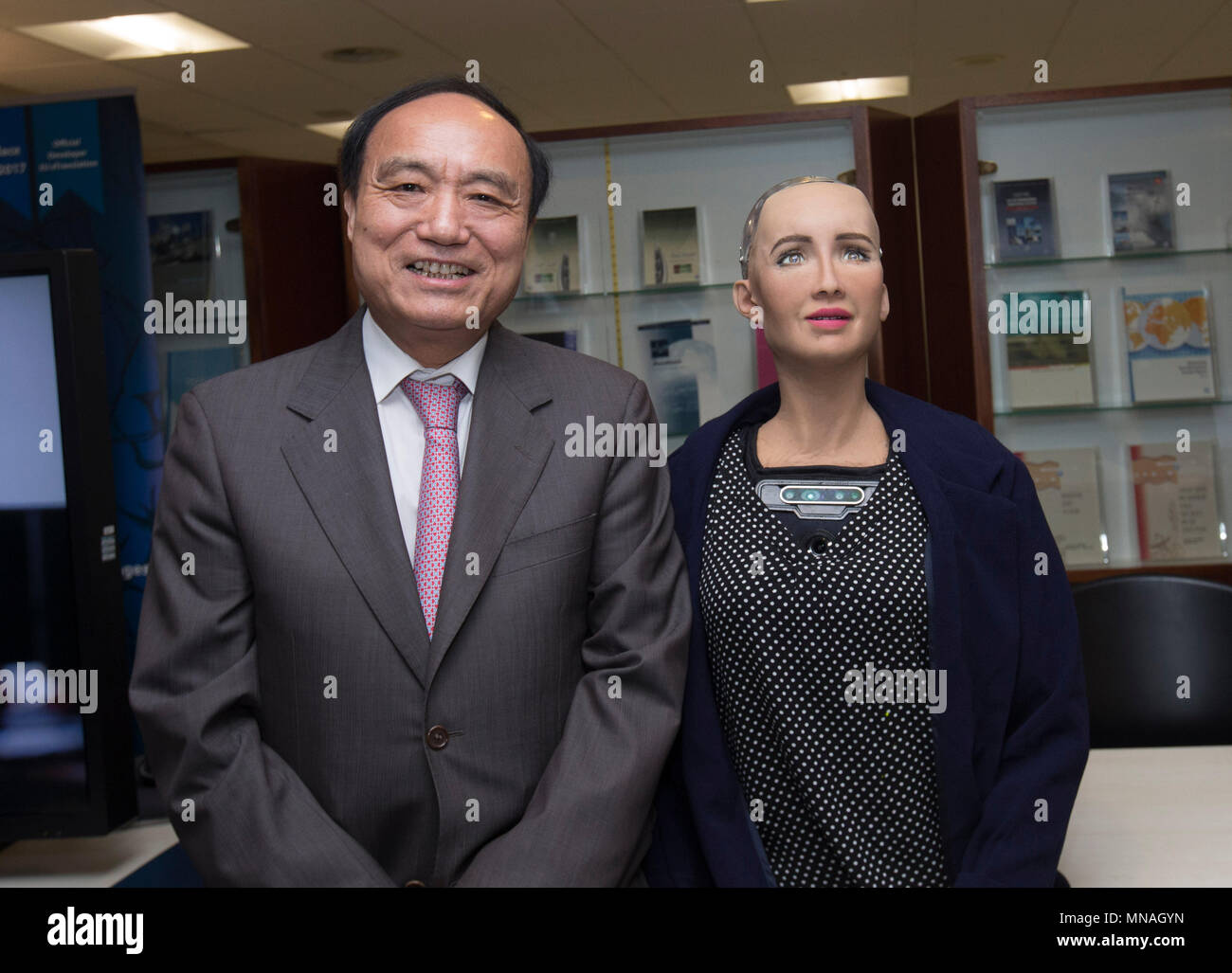 Ginevra, Svizzera. 15 Maggio, 2018. Zhao Houlin (L), Segretario Generale dell Unione Internazionale delle Telecomunicazioni (ITU), posa per una foto con il Robot Sophia, una intelligenza artificiale robot umanoide, alla seconda AI per un buon Vertice mondiale a Ginevra, in Svizzera, il 15 maggio 2018. La seconda AI per un buon Vertice Mondiale ha dato dei calci a fuori a Ginevra il martedì. Credito: Xu Jinquan/Xinhua/Alamy Live News Foto Stock