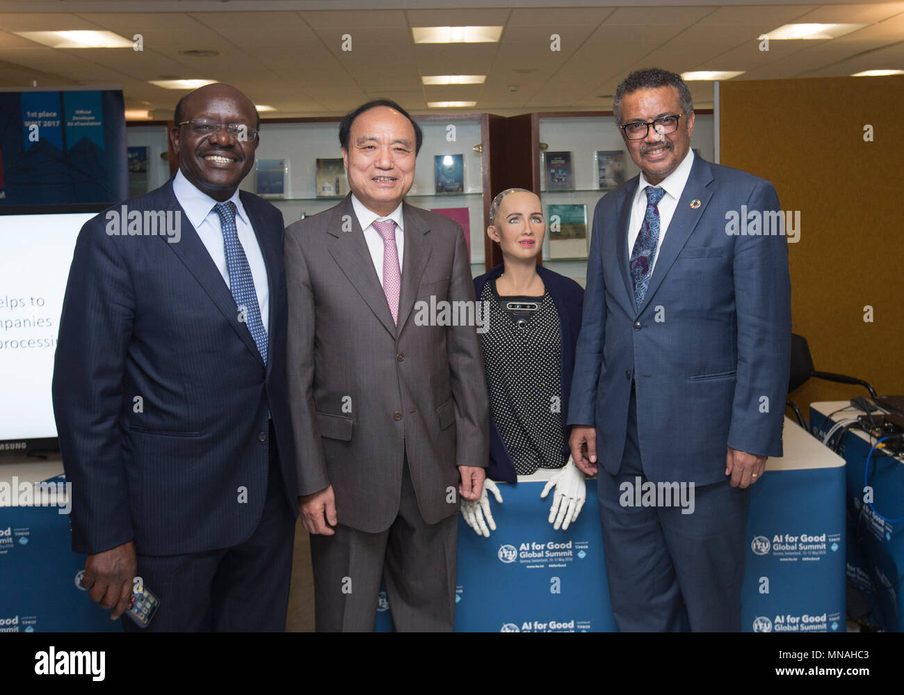 Ginevra, Svizzera. 15 Maggio, 2018. Mukhisa Kituyi (1L), Segretario Generale della Conferenza delle Nazioni Unite sul commercio e lo sviluppo (UNCTAD), Zhao Houlin (2 L), Segretario Generale dell Unione Internazionale delle Telecomunicazioni (ITU), e Tedros Adhanom Ghebreyesus (1R), il Direttore Generale dell Organizzazione Mondiale della Sanità (OMS), posa per una foto con il Robot Sophia, una intelligenza artificiale robot umanoide, alla seconda AI per un buon Vertice mondiale a Ginevra, in Svizzera, il 15 maggio 2018. La seconda AI per un buon Vertice Mondiale ha dato dei calci a fuori a Ginevra il martedì. Credito: Xu Jinquan/Xinhua/Alamy Live News Foto Stock